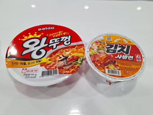 【韓国オタク集合!】韓国焼酎（グラス付）・お菓子・激辛ラーメンセット付♪お部屋で渡韓気分を満喫しよう